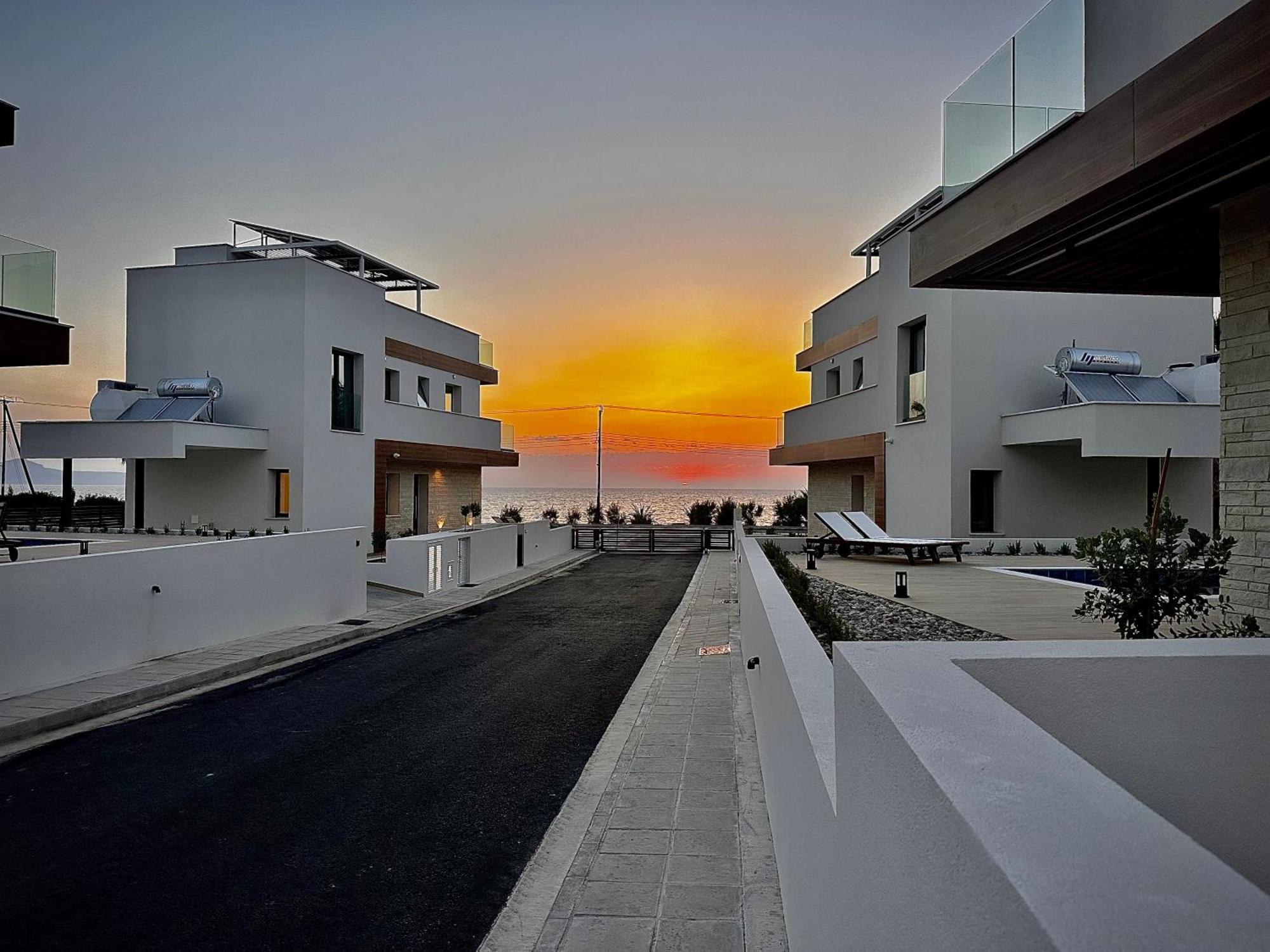 Santa Barbara Seafront Villas W Jacuzzi Pool Paphos Eksteriør billede