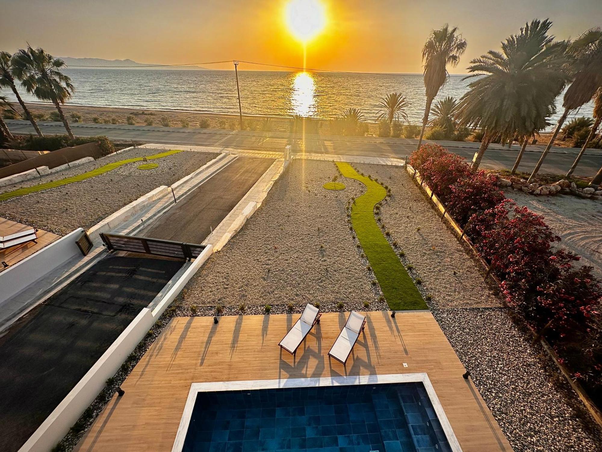 Santa Barbara Seafront Villas W Jacuzzi Pool Paphos Eksteriør billede